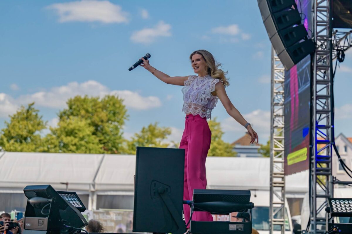 Caro, Europas Nr. 1 Helene Fischer Double, singt Best of Helene Fischer Hits live