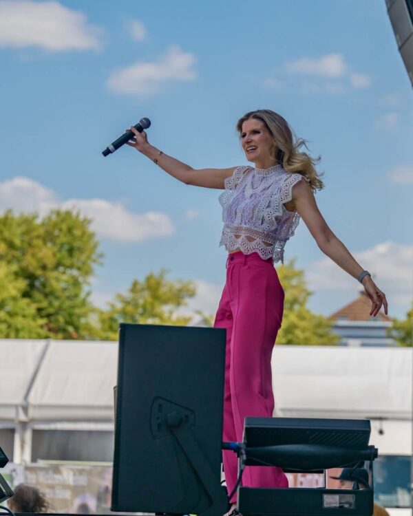 Caro, Europas Nr. 1 Helene Fischer Double, singt Best of Helene Fischer Hits live