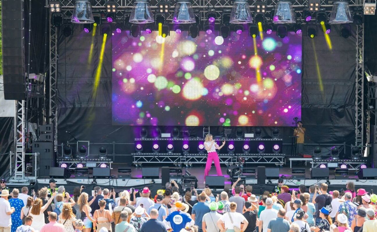 Helene Fischer Doppelgängerin Caro begeistert bei einem großen Open-Air-Konzert vor hunderten Zuschauern mit einer energiegeladenen Performance