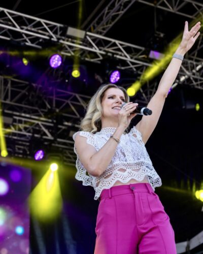 Helene Fischer Double Caro singt live auf einer Open-Air-Bühne mit professioneller Show und Bühnenlicht