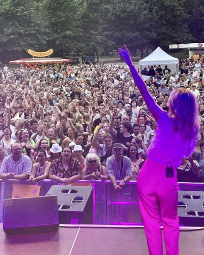 Helene Fischer Double Caro auf der Bühne mit großem Publikum bei einer Open-Air-Veranstaltung