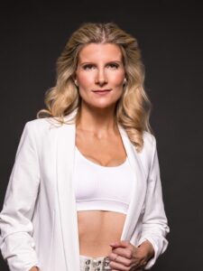 Helene Fischer Double Kosten - Was kostet ein Auftritt von Caro 3 Helene Fischer Double Kosten Caro in stilvollem weißen Bühnenlook für exklusive Events