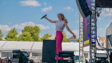Helene Fischer Düsseldorf – Caro bringt die Magie des Originals auf Ihre Bühne 4 Helene Fischer Düsseldorf – Live-Auftritt des Doubles Caro auf Open-Air-Bühne vor begeistertem Publikum