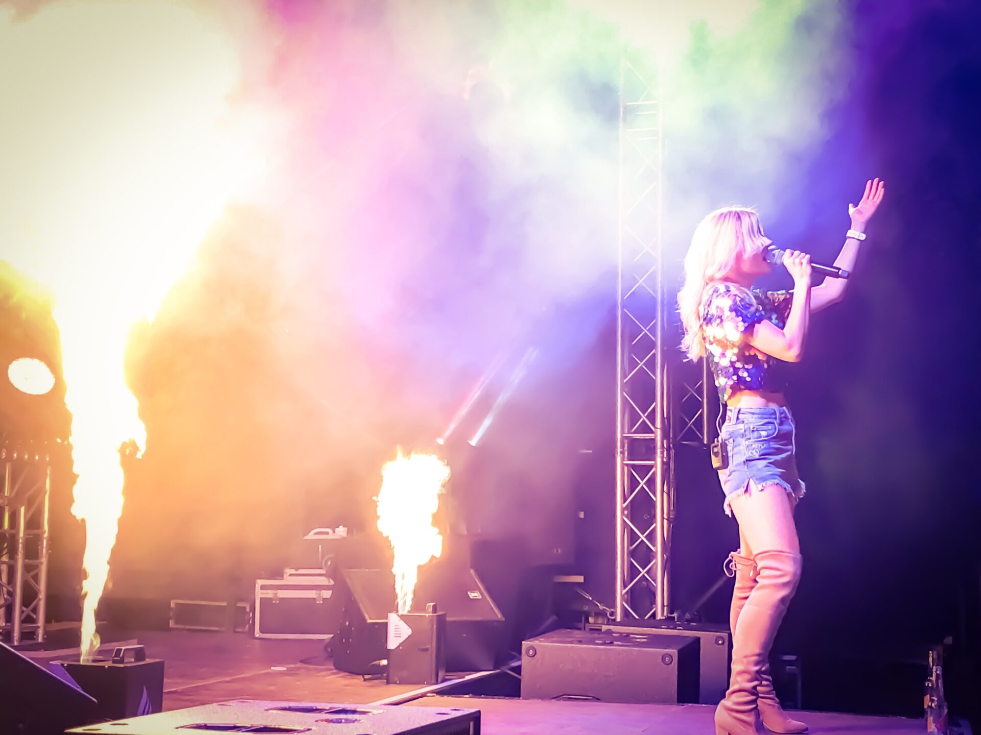 Helene Fischer Düsseldorf – Caro bringt die Magie des Originals auf Ihre Bühne 1 Helene Fischer Düsseldorf – Live-Auftritt von Caro Helene Fischer Double mit spektakulärer Bühnenshow, Gesang und Pyroeffekten