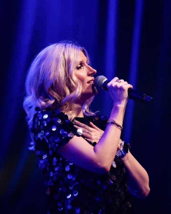 Helene Fischer Double Caro singt eine emotionale Ballade live auf der Bühne